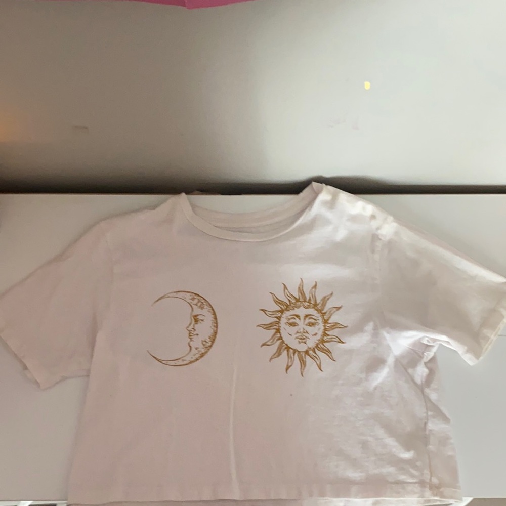 light yellow tee